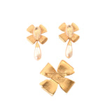 Vintage 1980s Gold Plated Bow Brooch and Drop Pearl Clip on Earrings Jewelry Set | by Elizabeth Arden