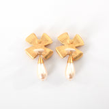 Vintage 1980s Gold Plated Bow Brooch and Drop Pearl Clip on Earrings Jewelry Set | by Elizabeth Arden